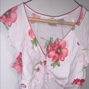 V-neck white floral shirt sleeve shirt